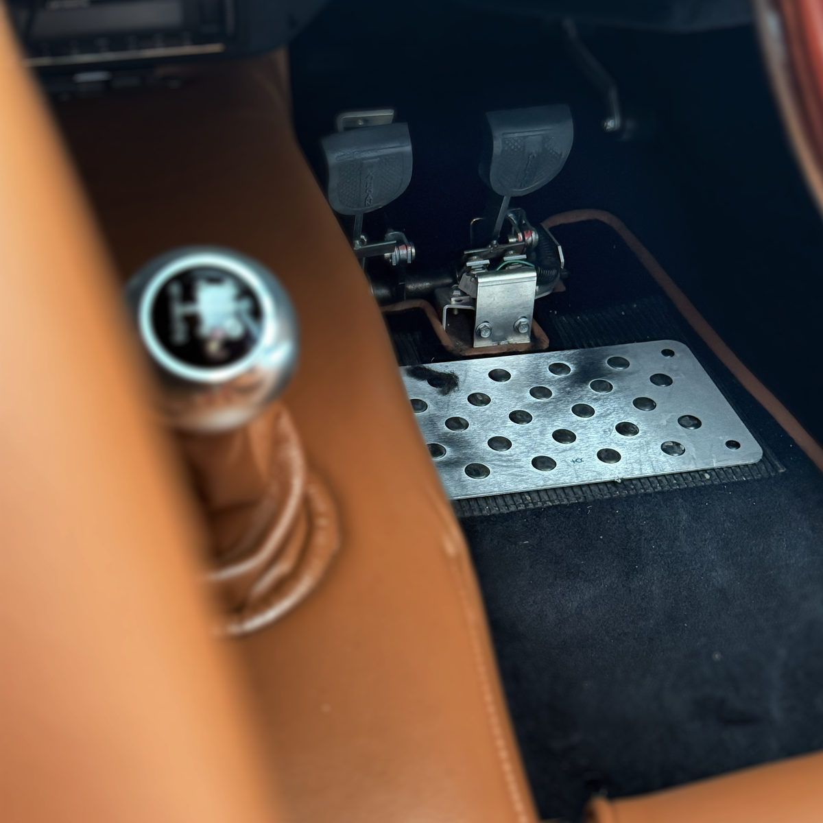 A03　アルミ　フットプレートを運転席の足元に取り付けた状態